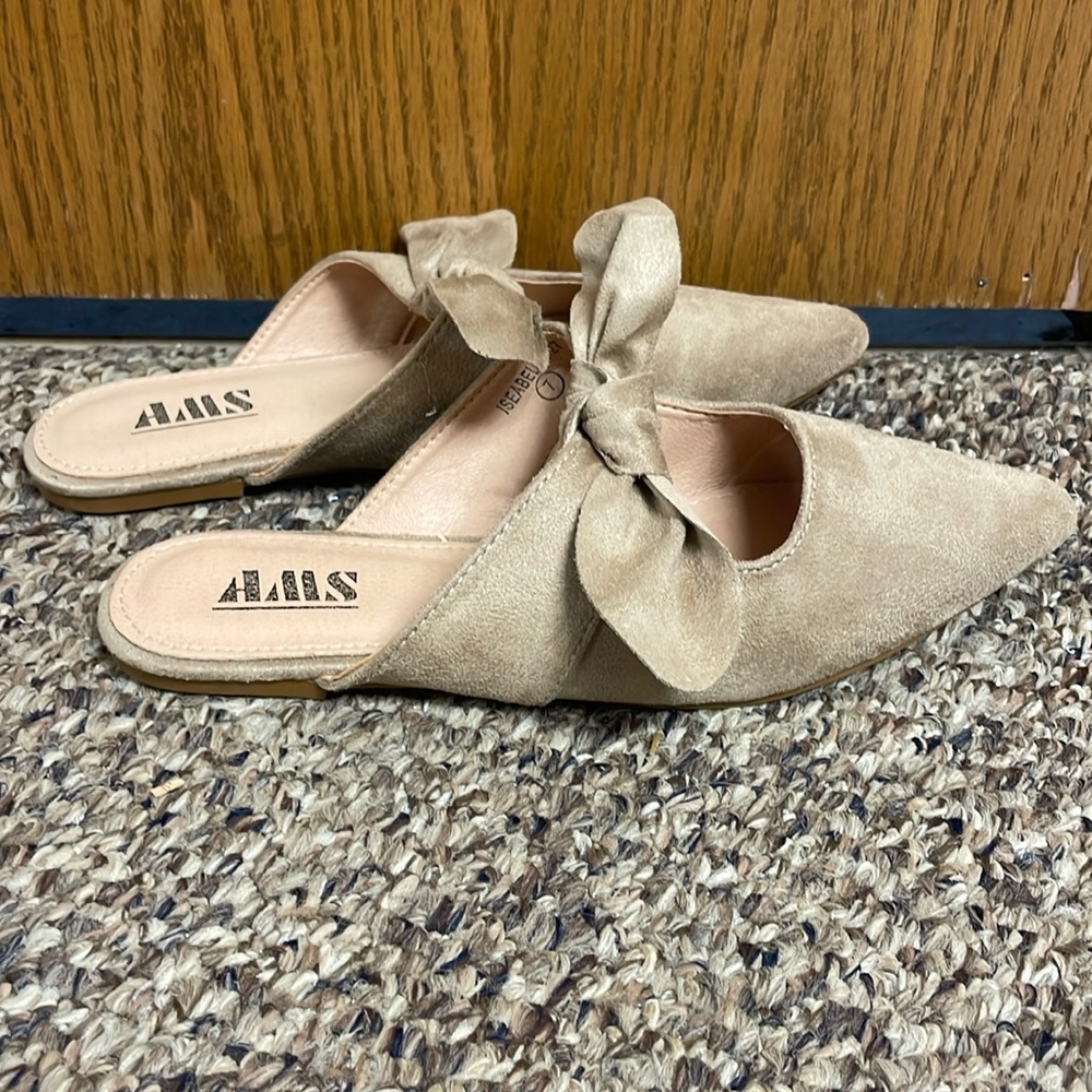 Dress sandals with bow
